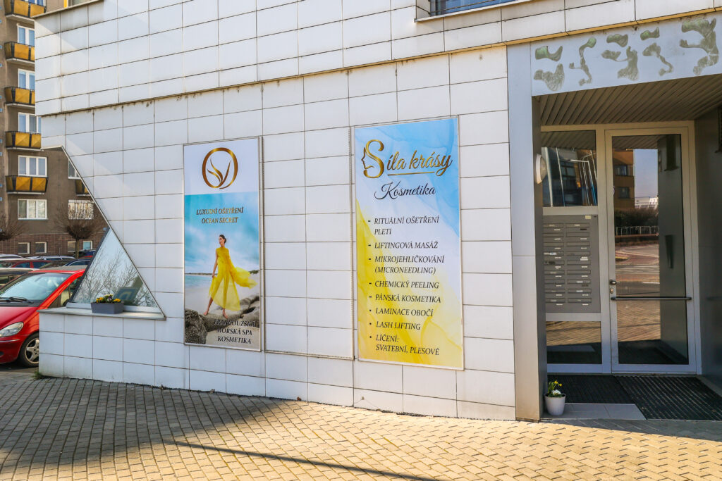 Budova detail - reklamní bannery kosmetika Síla krásy